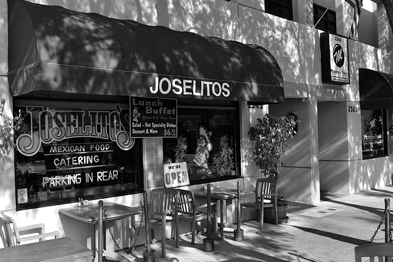 front-of-restaurant-joselitos-mexican-food